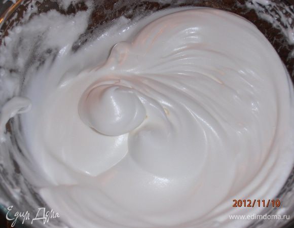 Белки взбить с сахаром до крутых пиков. 