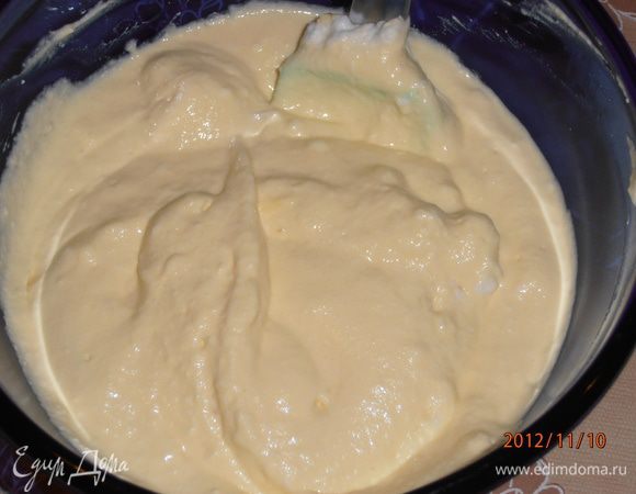 Соединить с творожной массой и осторожно перемешать.