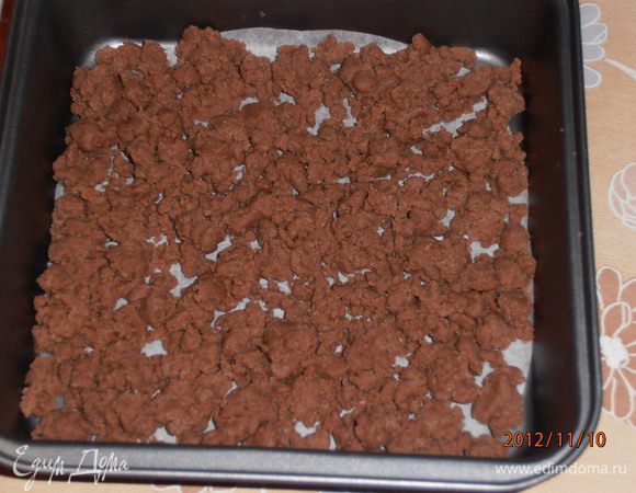 В форму (у меня 20 на 20) высыпать 2/3 теста.