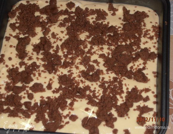 Сверху выложить творожную смесь и посыпать оставшимся тестом. Я еще посыпала шоколадными капельками.И в духовку при 180°C  на 25-30 мин.