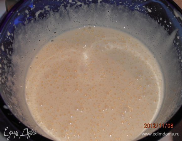 Желтки взбить с сахаром постепенно вливая воду,взбить в пышную массу.