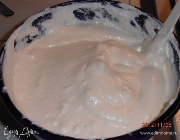 Взбить белки и аккуратно ввести в желтки и перемешать снизу вверх лопаткой.