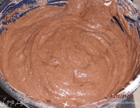 Добавить Просеянную муку,разрыхлитель,какао  и перемешать снизу вверх лопаткой.