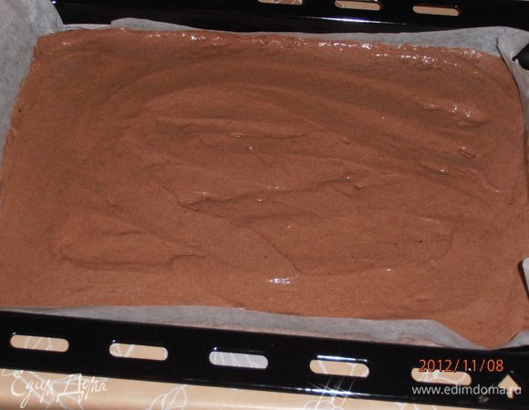 На застеленный бумагой противень выложить массу и разровнять. Отправить в духовку, разогретую до 200°C на 15-20 мин.