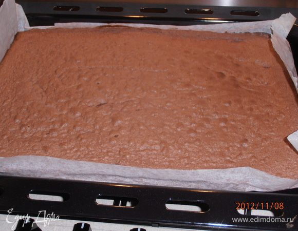 Готовый бисквит выложить на влажное полотенце, сложить пополам,