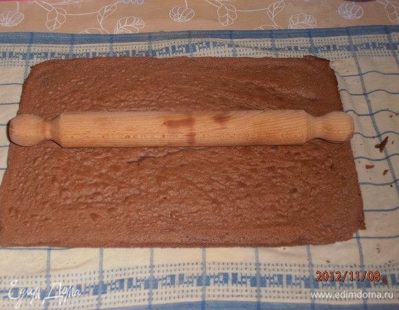 вложив в середину скалку, накрыть влажным полотенцем и оставить на 1 час.