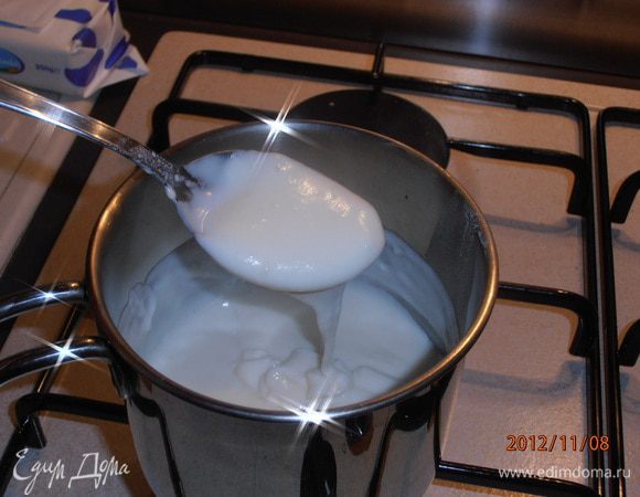 Готовим крем: 150 г молока тщательно размешать с крахмалом и мукой до однородной массы. Другие 150 г молока поставить на огонь и довести до кипения.