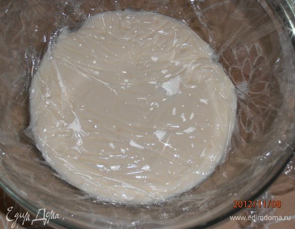 Снять с огня и хорошо взбить венчиком.Накрыть плотно пленкой,прижимая к поверхности крема и оставит остыть до комнатной температуры.