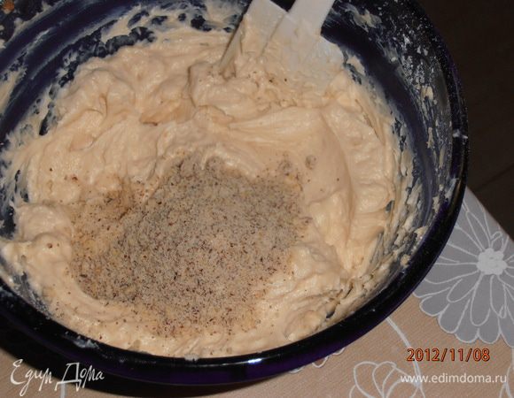 мягкое масло взбить со сгущенкой,соединить с молочной массой и еще раз взбить, добавить молотые орехи.