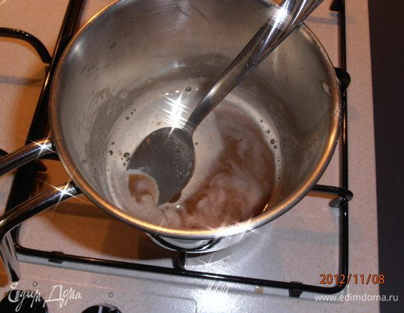 Готовим сироп: 100 г воды и 3 ч. л. сахара вскипятить, всыпать 3 ч. л. препаратa для капучино и пропитать корж внутри, осторожно поддерживая (скалку конечно же там не оставлять, убрать!!!)