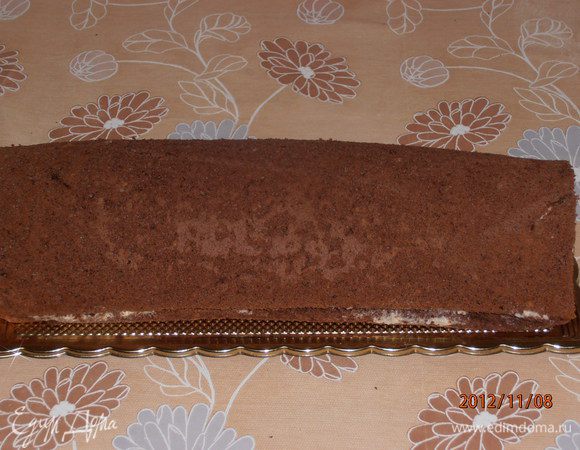 Берем крема половину и промазываем внутри, затем ложим один рядом с другим вдоль бананы (думаю что лучше их очистить) и затем оставшиеся крем.Руками придать форму капли.