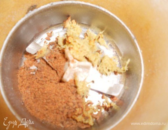 Для начала натереть столовую ложку имбиря, взять небольшой кусочек фольги и кладем равномерно натертый имбирь - поставить на 10 минут в разогретую духовку.Затем достать из духовки, остудить и кладем в кофемолку, туда же корицу, мускатный орех, 1 ст. л. сахара, перемолоть и добавить апельсиновую корочку, еще раз перемолоть.