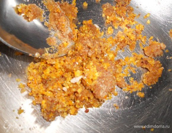 Выкладываем пряности в мисочку, добавляем мед и перемешиваем.