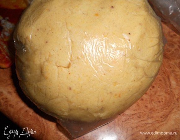 Добавляем частями муку и замешиваем мягкое эластичное тесто, заворачиваем в пакет и в морозилку на 20 минут.