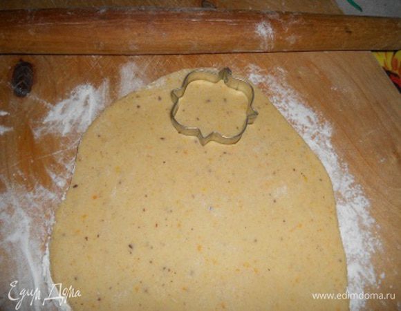 Достаем с морозилки и раскатываем тоненько, вырезаем печенье.