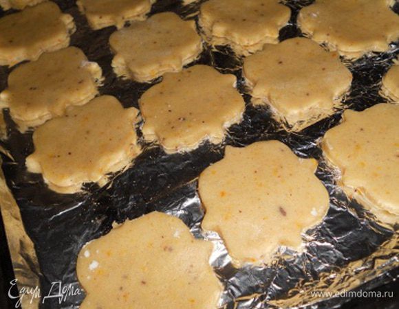 Выкладываем на противень и в духовку при т. 235  на 15 - 20 минут до золотистого цвета.