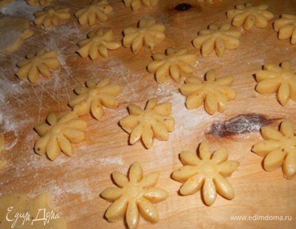 Пока пеклось первое печенье, моя малышка повырезала цветочки из теста и мы решили испечь и такое интересное печенье.