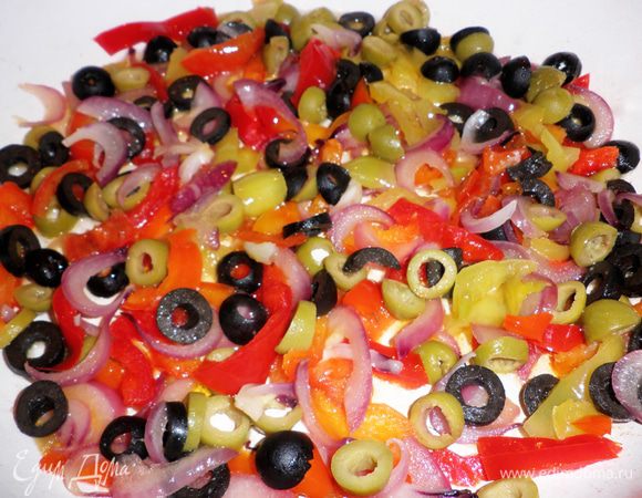 Разогреть в сковороде 2 ст л растительного масла. Слегка обжарить лук. Затем, добавить перец, оливки и маслины и протушить 2 мин.