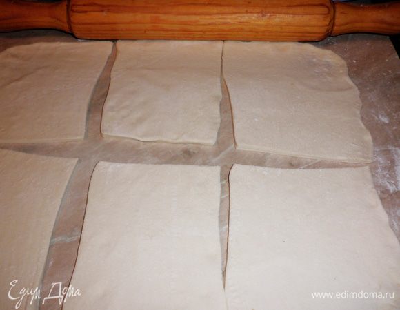 Тесто (2 пласта) раскатать и разрезать каждый пласт на 6 одинаковых квадратиков .
