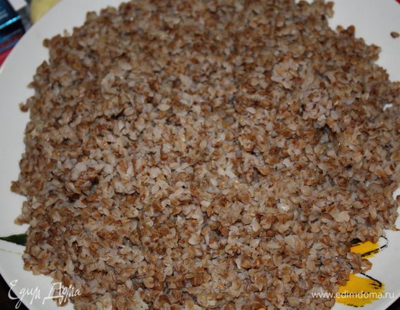 Гречку отварить и остудить.