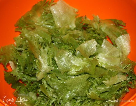 Нарвать или нарезать салат на небольшие кусочки...