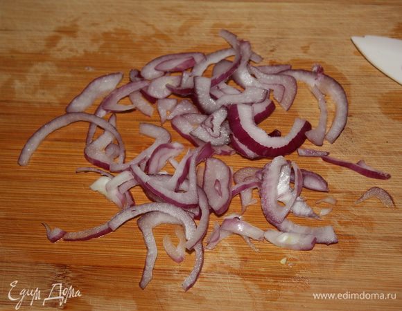 Лук нарезать тонкой соломкой...