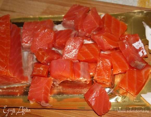 а рыбку небольшими ломтиками. Все смешиваем в салатнике.