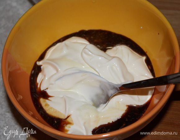 Смешиваем все ингридиенты для заправки,солим и перчим по вкусу.