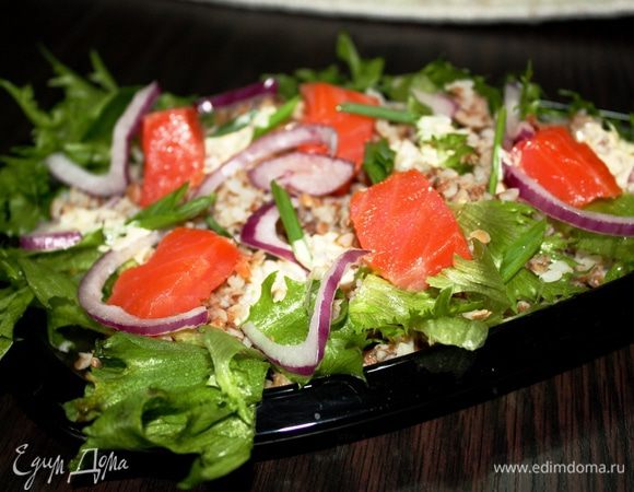 Выкладываем гречку и добавляем наш салатик,сверху добавляем запраку,порезанный зеленый лучок и перемешиваем. Наслаждайтесь!!!