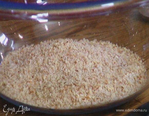 Миндаль измельчить в блендере в муку.