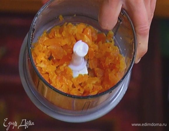 Курагу измельчить в блендере, так чтобы остались кусочки.