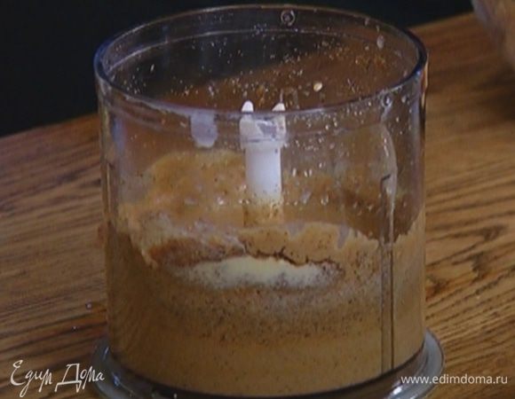 Сливочное масло с сахаром слегка взбить в блендере, добавить яйцо и еще немного взбить, затем добавить второе яйцо и взбить все в однородную массу.