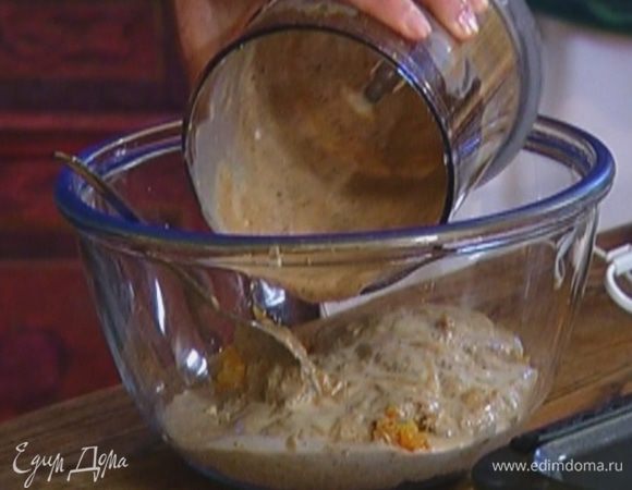 Влить молоко, перемешать, затем добавить все к миндальной муке с курагой и еще раз перемешать.