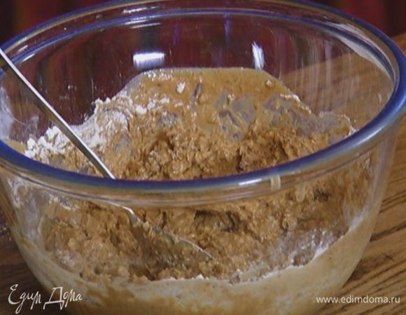 Добавить муку, разрыхлитель и соль и вымешать тесто.