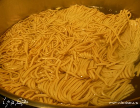 Китайскую лапшу отвариваем в подсоленной воде, как написано на упаковке. Сливаем воду.
