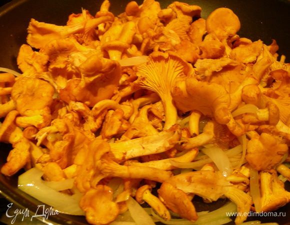 В сковороде вок (или обычной сковороде) разогреваем как следует рапсовое масло. Добавляем крупнопорезанные грибы и лук и жарим на довольно высоком огне, помешивая, минут 5, до мягкости. 
