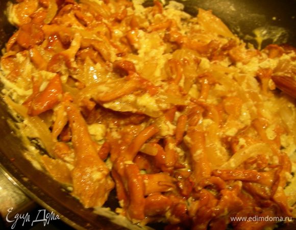 Добавляем взбитые яйца, готовим около 1 минуты, чтобы слегка схватились. 
