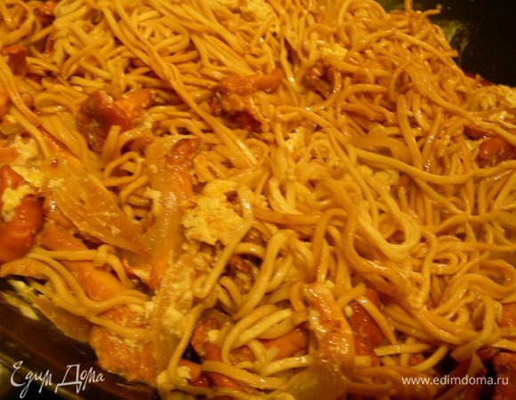 Добавляем лапшу, масло, зеленый лук, соусы и готовим еще пару минут.  
