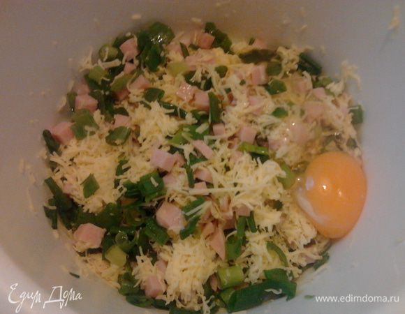 Лук и ветчину порезать кубиками, сыр натереть. Все перемешать добавить 1 яйцо и еще раз все перемешать. 