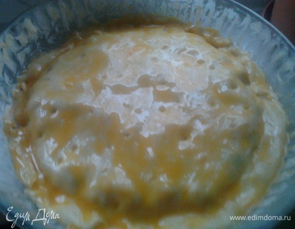 Пирог накрыть второй частью теста прижав края, проколоть зубочисткой  и смазать яйцом.