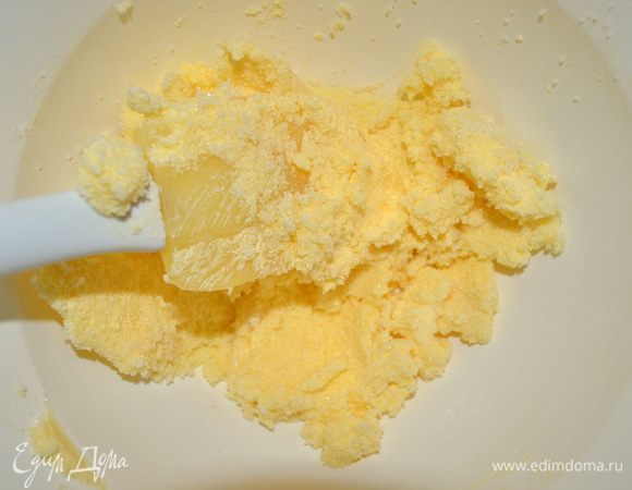 В другой миске сахар растереть со сливочным маслом комнатной температуры