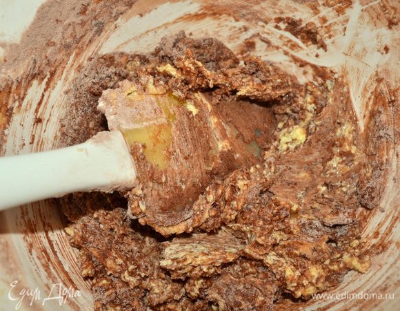 небольшими порциями подмешиваем муку с какао