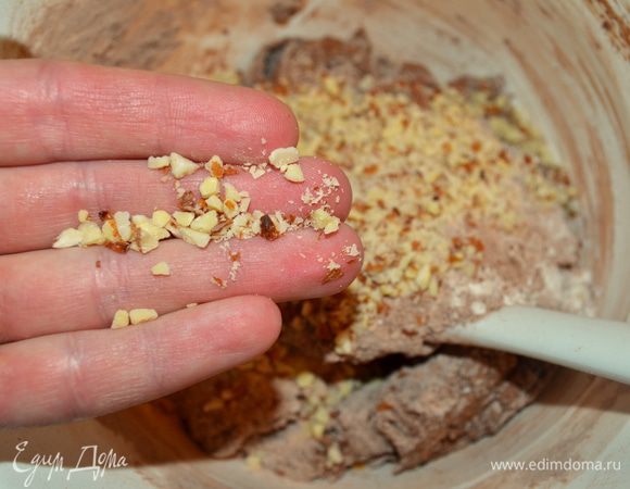 затем добавляем орехи и уже руками вымешиваем гладкое эластичное тесто (добавляем муку если оно слишком липкое)