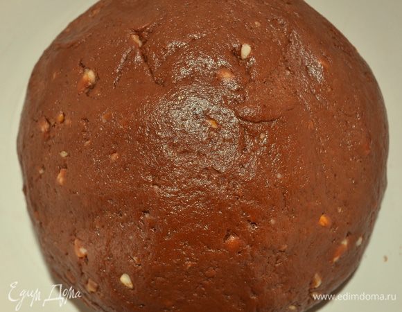 Тесто скатать в шар, завернуть в пленку и убрать в холодильник на 2-3 часа. Когда вы захотите начать печь печенье, тесто стоит достать за 30 минут до этого, чтобы оно расстоялось немного. 