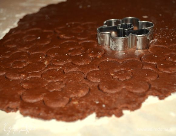 раскатываем его в тонкий пласт 3 мм. С помощью формочек вырезаем печеньки. У меня специальные "с глазками", т е делаем обычные цветочки и с глазками. Можно и просто вырезать круглые печенюшки!