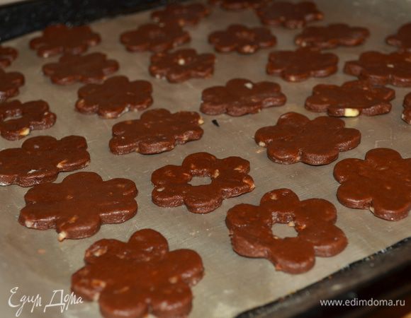 выкладываем на противень, смазанный маслом - у меня коврик для выпечки.Выпекаем 10-12 минут при 180 градусах. Готовое печенье надо остудить.  