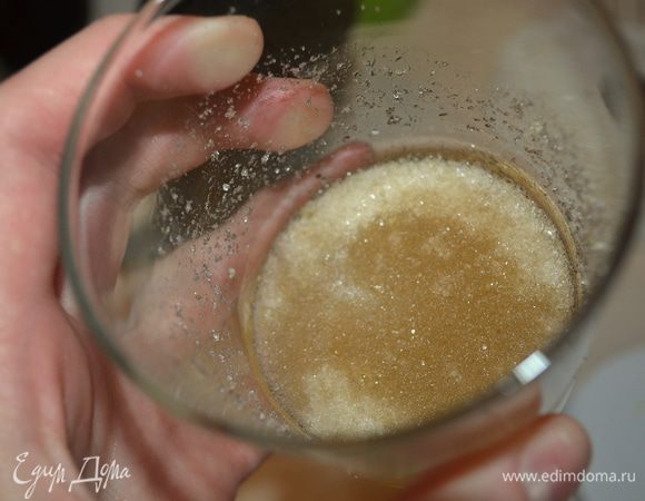 желатин залить холодной водой и дать постоять 10 минут. Воды примерно 1/3 стакана