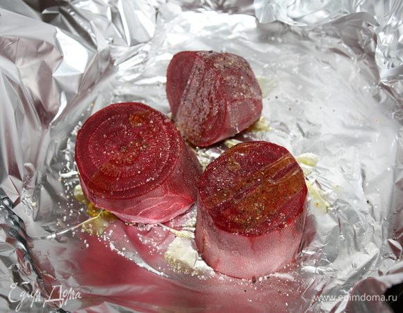 Свеклу почистить и помыть. Выложить в форму,посолить,поперчить и полить 2 ст.л. оливкового масла.