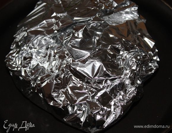 Завернуть в фольгу (я использовала три слоя,будет ясно позже,зачем) и поставить на 40 минут в разогретую до 200 градусов духовку.