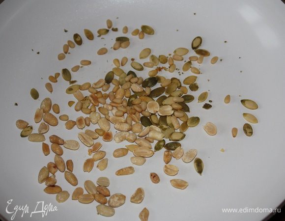 На сухой сковороде обжарить семечки и орешки.